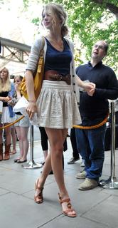 Taylor Swift feet photo thumbnail