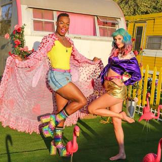 Taylor Swift feet photo thumbnail
