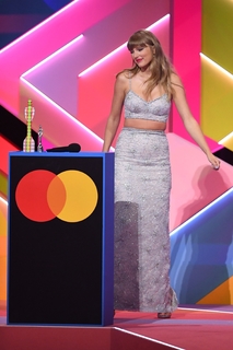 Taylor Swift feet photo thumbnail