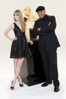 Taylor Swift feet photo thumbnail