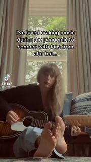 Taylor Swift feet photo thumbnail