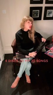 Taylor Swift feet photo thumbnail