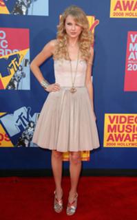 Taylor Swift feet photo thumbnail