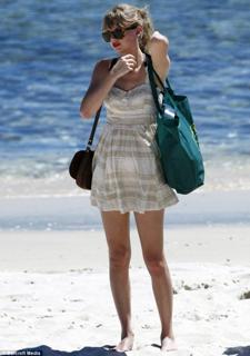 Taylor Swift feet photo thumbnail