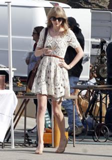 Taylor Swift feet photo thumbnail