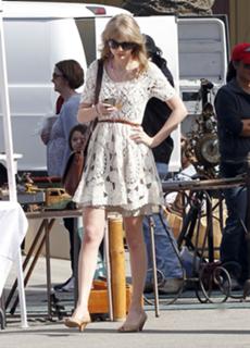 Taylor Swift feet photo thumbnail