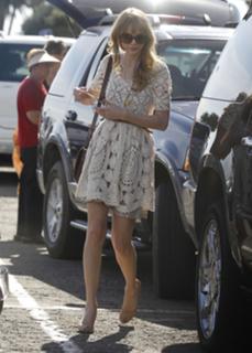 Taylor Swift feet photo thumbnail