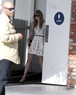 Taylor Swift feet photo thumbnail
