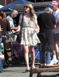 Taylor Swift feet photo thumbnail