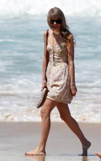 Taylor Swift feet photo thumbnail