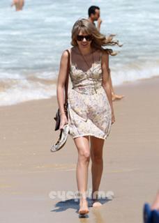 Taylor Swift feet photo thumbnail