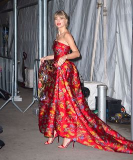 Taylor Swift feet photo thumbnail