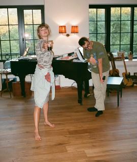 Taylor Swift feet photo thumbnail