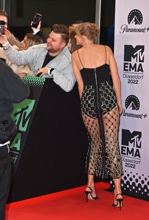Taylor Swift feet photo thumbnail