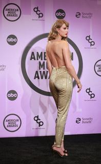 Taylor Swift feet photo thumbnail