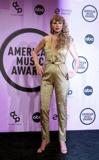 Taylor Swift feet photo thumbnail