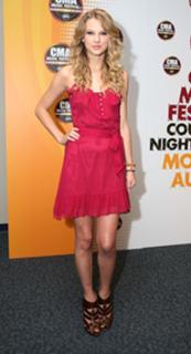 Taylor Swift feet photo thumbnail
