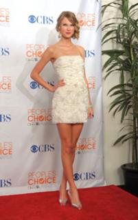 Taylor Swift feet photo thumbnail
