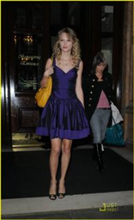 Taylor Swift feet photo thumbnail