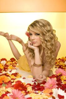 Taylor Swift feet photo thumbnail