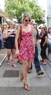 Taylor Swift feet photo thumbnail