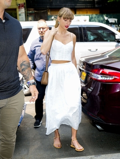 Taylor Swift feet photo thumbnail