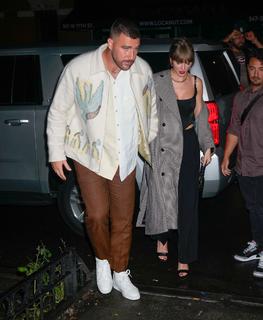 Taylor Swift feet photo thumbnail