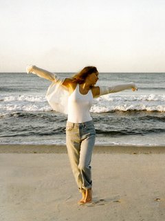 Taylor Swift feet photo thumbnail