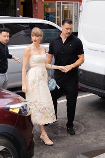 Taylor Swift feet photo thumbnail
