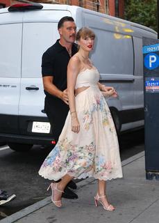 Taylor Swift feet photo thumbnail
