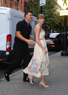 Taylor Swift feet photo thumbnail