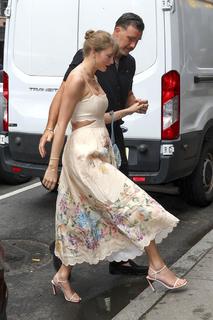 Taylor Swift feet photo thumbnail