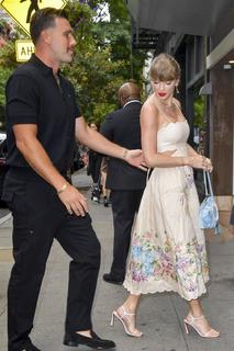 Taylor Swift feet photo thumbnail