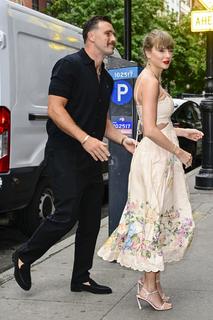 Taylor Swift feet photo thumbnail