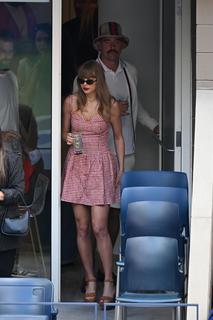 Taylor Swift feet photo thumbnail