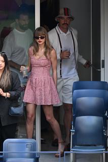 Taylor Swift feet photo thumbnail
