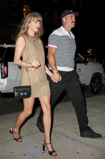 Taylor Swift feet photo thumbnail