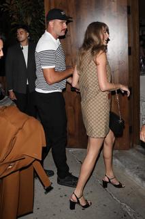 Taylor Swift feet photo thumbnail