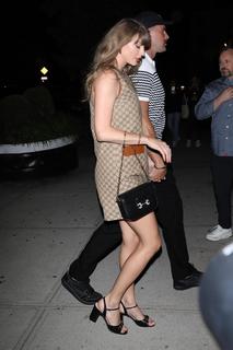 Taylor Swift feet photo thumbnail