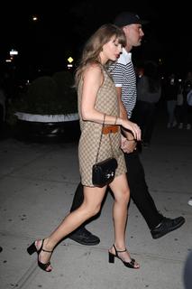Taylor Swift feet photo thumbnail