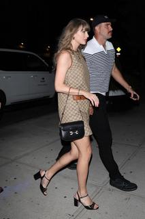 Taylor Swift feet photo thumbnail