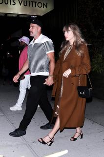 Taylor Swift feet photo thumbnail