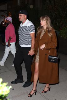 Taylor Swift feet photo thumbnail