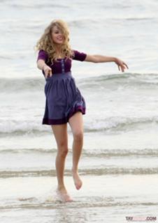 Taylor Swift feet photo thumbnail