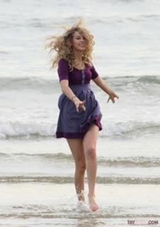 Taylor Swift feet photo thumbnail