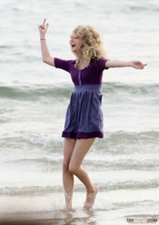 Taylor Swift feet photo thumbnail