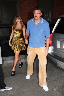 Taylor Swift feet photo thumbnail