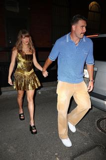 Taylor Swift feet photo thumbnail
