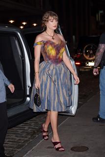 Taylor Swift feet photo thumbnail
