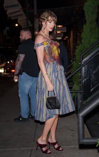Taylor Swift feet photo thumbnail